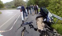 Salerno, strada sprofonda e cade auto. Pisani "È assurdo che debba avvenire la tragedia prima che le istituzioni intervengano"