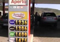 Caro-benzina, ancora rincari: 1,6 euro al litro