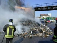 Napoli, ancora roghi rifiuti nella notte. Il sindaco: no al termovalorizzatore