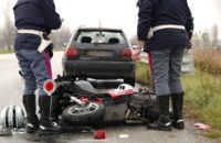 Grave scontro frontale a Napoli, 25enne in fin di vita: non indossava il casco