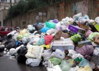 Scampia, rifiuti pericolosi davanti a scuola. Blitz della Municipale