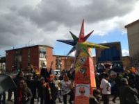 Migliaia di persone in piazza per il carnevale di Scampia