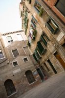 Il cortile di un edificio condominiale antico non può mai essere destinato esclusivamente al parcheggio delle autovetture dei singoli condomini!