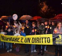 Roghi tossici e tumori, in migliaia alla fiaccolata. Pisani: "Svegliamoci tutti e riprendiamoci le nostre vite"