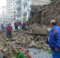 Aperta voragine tra Napoli e Pozzuoli, traffico in tilt, erogazione di acqua e luce interrotta