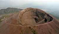 Vesuvio e Solfatara, nuovo allarme «Troppi rischi, piano fuga inapplicato»