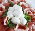 Mozzarella, clamorosa sentenza: è legittimo realizzarla con polvere di latte e non latte fresco