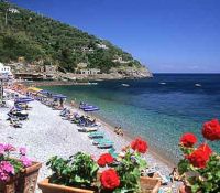 Mare pulito, Massa Lubrense, unica bandiera blu della Campania, attira bagnanti: traffico in tilt