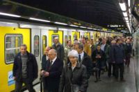 Napoli, metrò fermo per un guasto L'ira dei pendolari: protesta in stazione