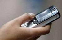 Cellulari, tariffe meno care da gennaio: gli sms non costeranno più di 13 cent