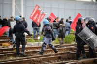 Ex corsisti Isola, ora senza alcun sostegno economico, occupano i binari della ferrovia. Circolazione treni sospesa