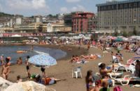 Bagnoli, lettini e ombrelloni pronti, ma il mare è ancora inquinato