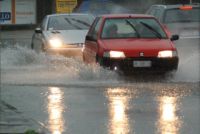 Maltempo, strade allagate, calcinacci pericolanti. A Sarno scatta il preallarme